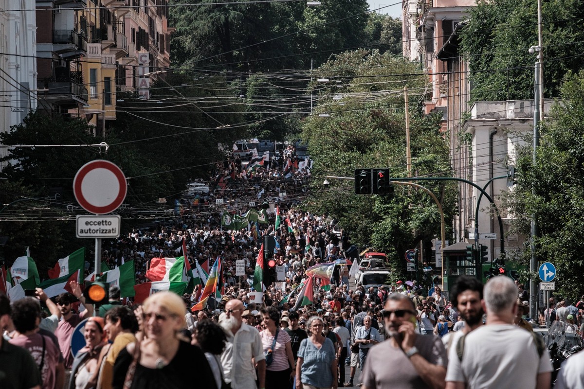 Rome, pro-Palestine demonstration organized by the main left-wing parties. About 300 thousand participants at the demonstration according to the organizers, also present were the party secretaries Ant ...