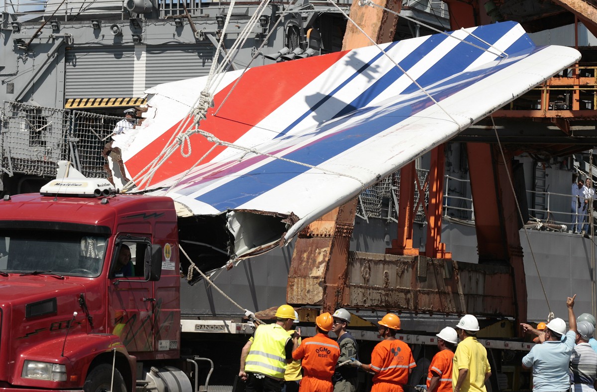 FILE -- In this June 14, 2009 file photo workers unload debris, belonging to crashed Air France flight AF447, from the Brazilian Navy's Constitution Frigate in the port of Recife, northeast of Br ...