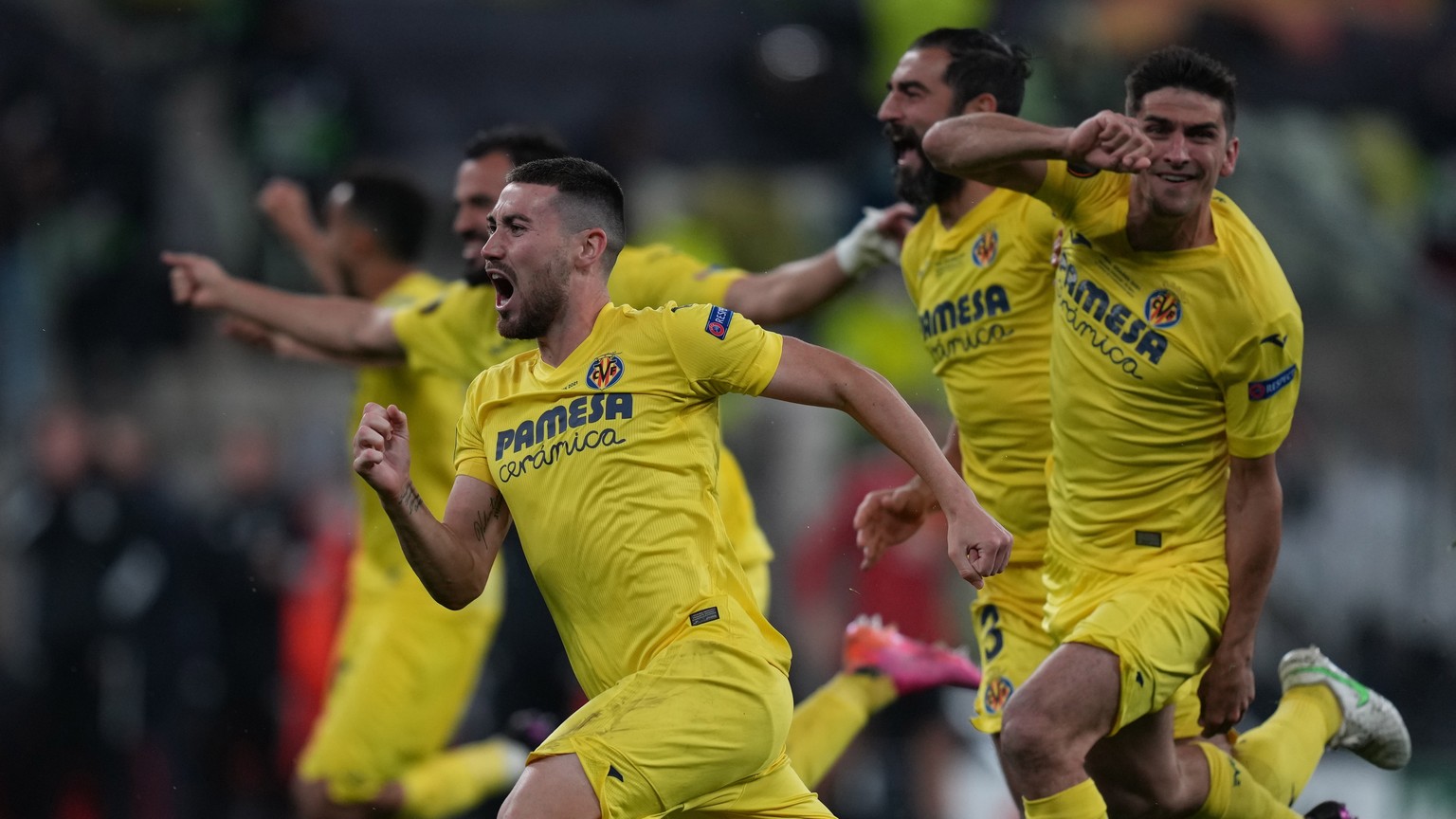 epa09230255 Players of Villarreal celebrates after winning the UEFA Europa League final soccer match between Villarreal CF and Manchester United in Gdansk, Poland, 26 May 2021. EPA/Michael Sohn / POOL