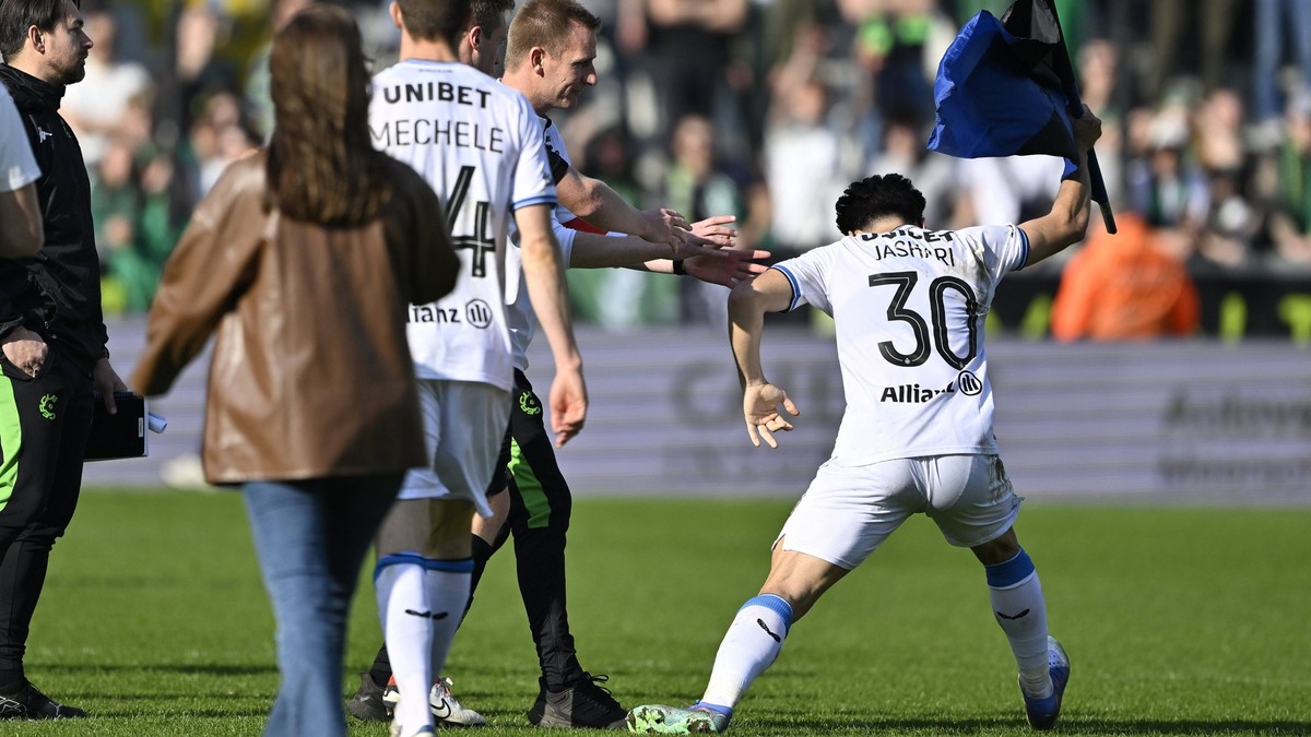Cercle Brugge v Club Brugge - Jupiler Pro League BRUGGE, BELGIUM - MARCH 09 : Jashari Ardon midfielder of Club Brugge planting the flag after the derby during the Jupiler Pro League match between Cerc ...
