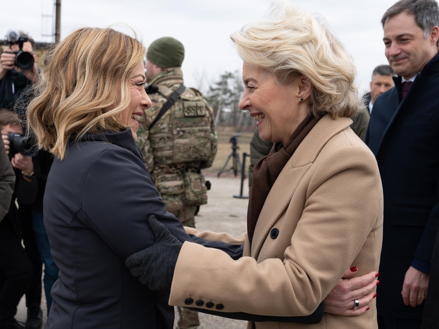epa11177241 A handout photo made available by the Italian government press office shows Italian Prime Minister Giorgia Meloni (L) meeting with Ursula von der Leyen, President of the European Commissio ...