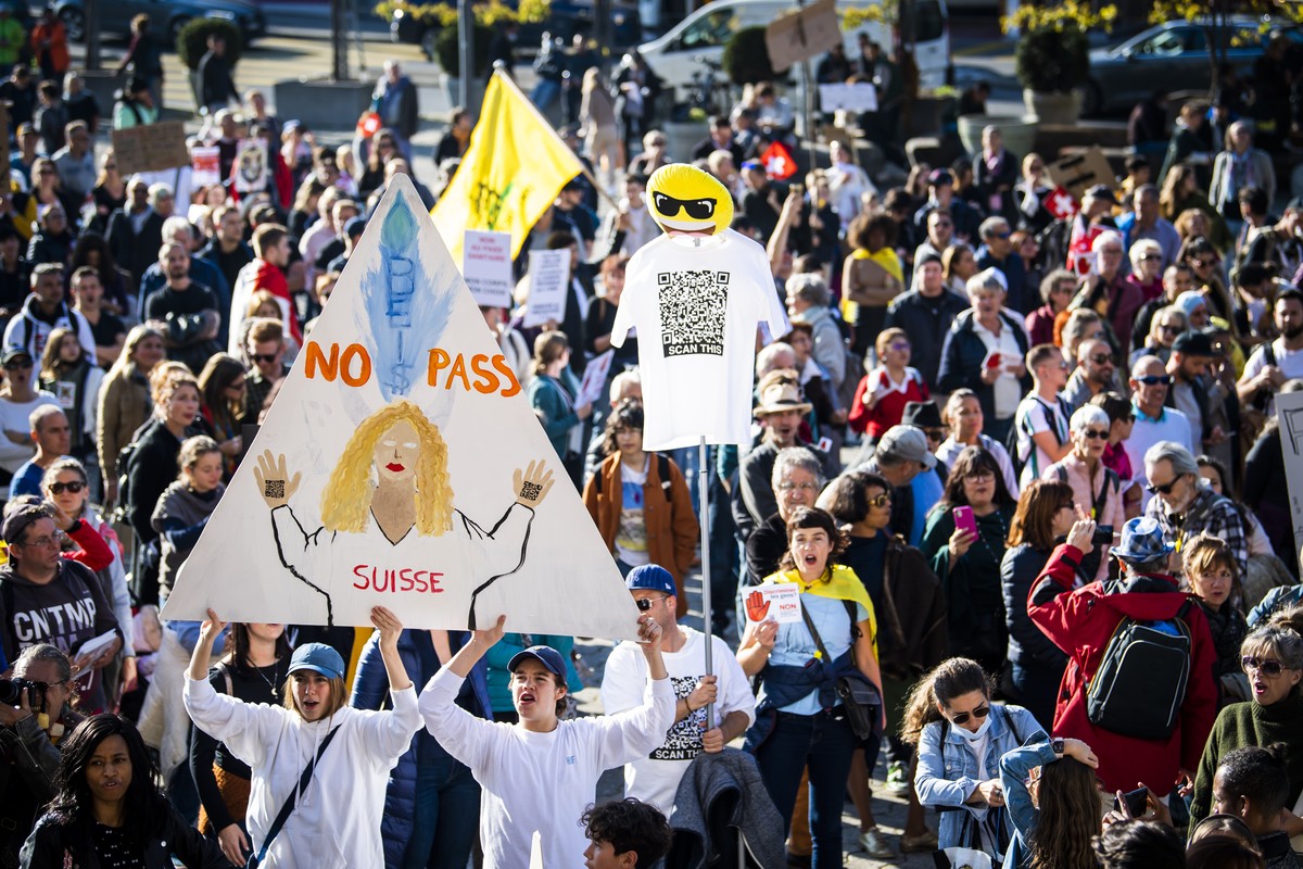 Des personnes manifestent lors d'un rassemblement "Non au pass sanitaire et a la restriction de nos libertes" le samedi 16 octobre 2021 a Lausanne. (KEYSTONE/Jean-Christophe Bott)