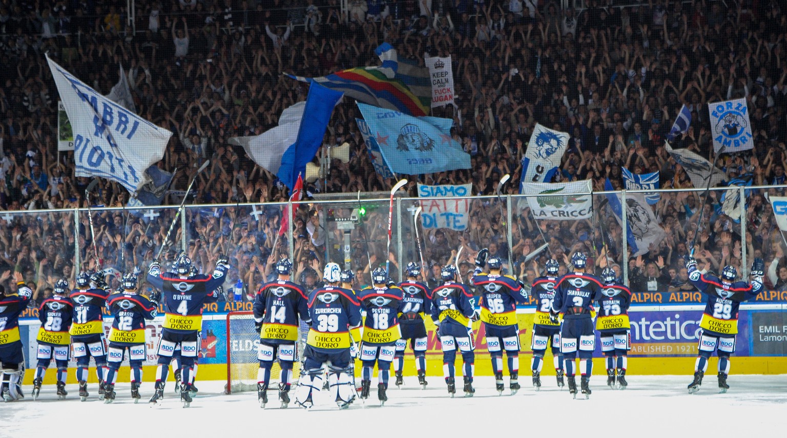 Feiernde Spieler und Tifosi: Ambri startet mit einem Heimsieg gegen Bern in die neue Saison.