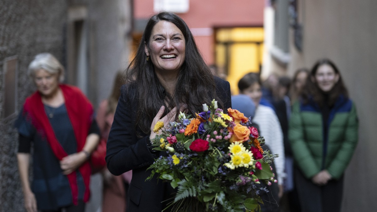 Staenderatskandidatin Tiana Angelina Moser, GLP, freut sich ueber ihren Wahlsieg nach dem zweiten Wahlgang fuer den zweiten Staenderatssitz, aufgenommen am Sonntag, 19. November 2023 im Cabaret Voltai ...
