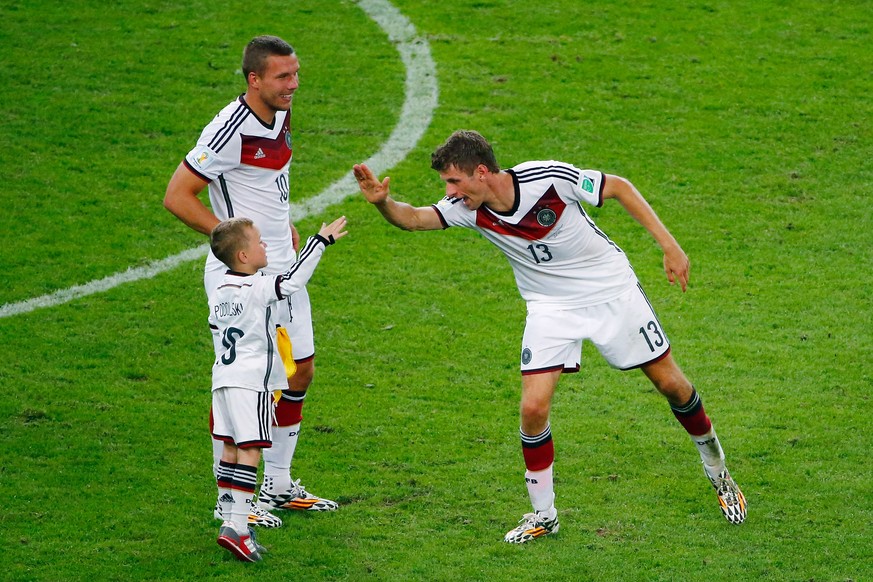 «Gib mir fünf!» Auch Thomas Müller feiert mit Klein-Poldi.