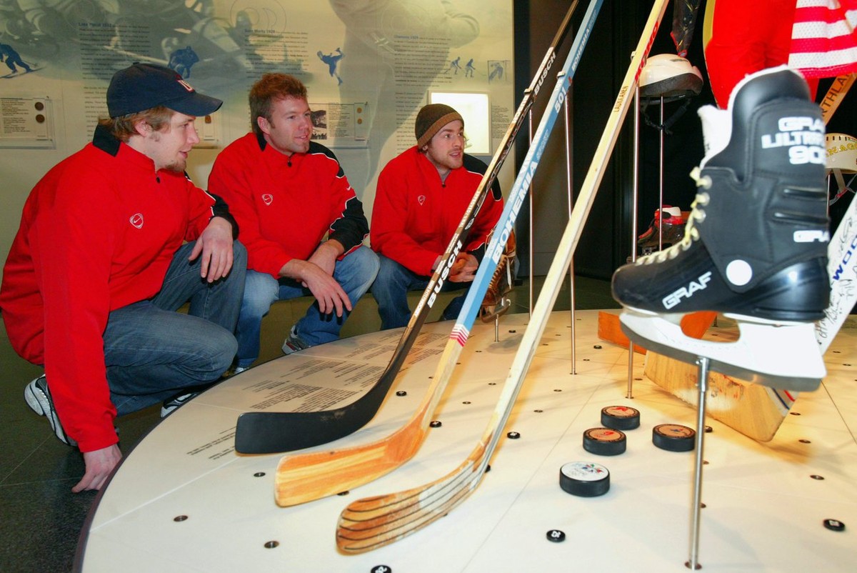 Einstimmung auf die Olympischen Spiele von Turin: Seger, Patric Della Rossa und Romano Lemm im Olympischen Museum in Lausanne.
