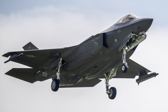 ARCHIV - ZUR WINTERSESSION 2019 MIT DEM THEMA KAMPFFLUGZEUGE, STELLEN WIR IHNEN FOLGENDES BILDMATERIAL ZUR VERFUEGUNG - A Lockheed Martin F-35A fighter jet is pictured during a test and evaluation day ...