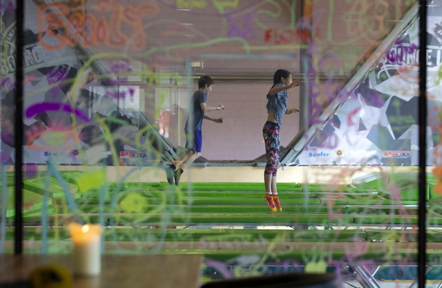 Kinder vergnuegen sich in der Trampolinhalle Bouncelab, am Dienstag, 18. Februar 2020 in Belp. Am 9. Februar 2020 verunfallte ein 13-jaehriges Maedchen und erliegt ein paar Tage danach den Verletzunge ...