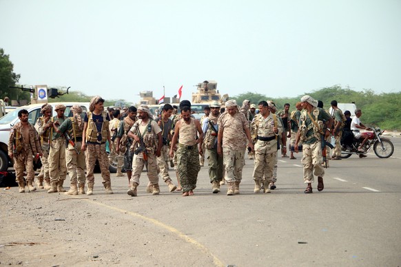 epa06803026 Yemeni forces backed by the Saudi-led coalition gather near the outskirts of the western port city of Hodeidah, Yemen, 12 June 2018. According to reports, the Saudi-led military coalition  ...