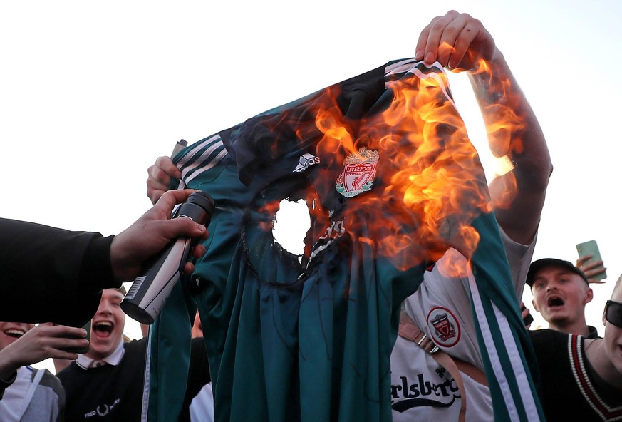 Leeds United v Liverpool - Premier League - Elland Road Fans burn a Liverpool replica shirt outside Elland Road against Liverpool s decision to be included amongst the clubs attempting to form a new E ...