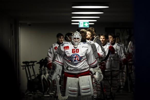Torhueter Melvin Nyffeler (SCRJ) erscheint mit seinem Team zum Eishockeyspiel der National League zwischen den ZSC Lions und dem SC Rapperswil-Jona Lakers, am Dienstag, 28. Oktober 2025 in der Swiss L ...