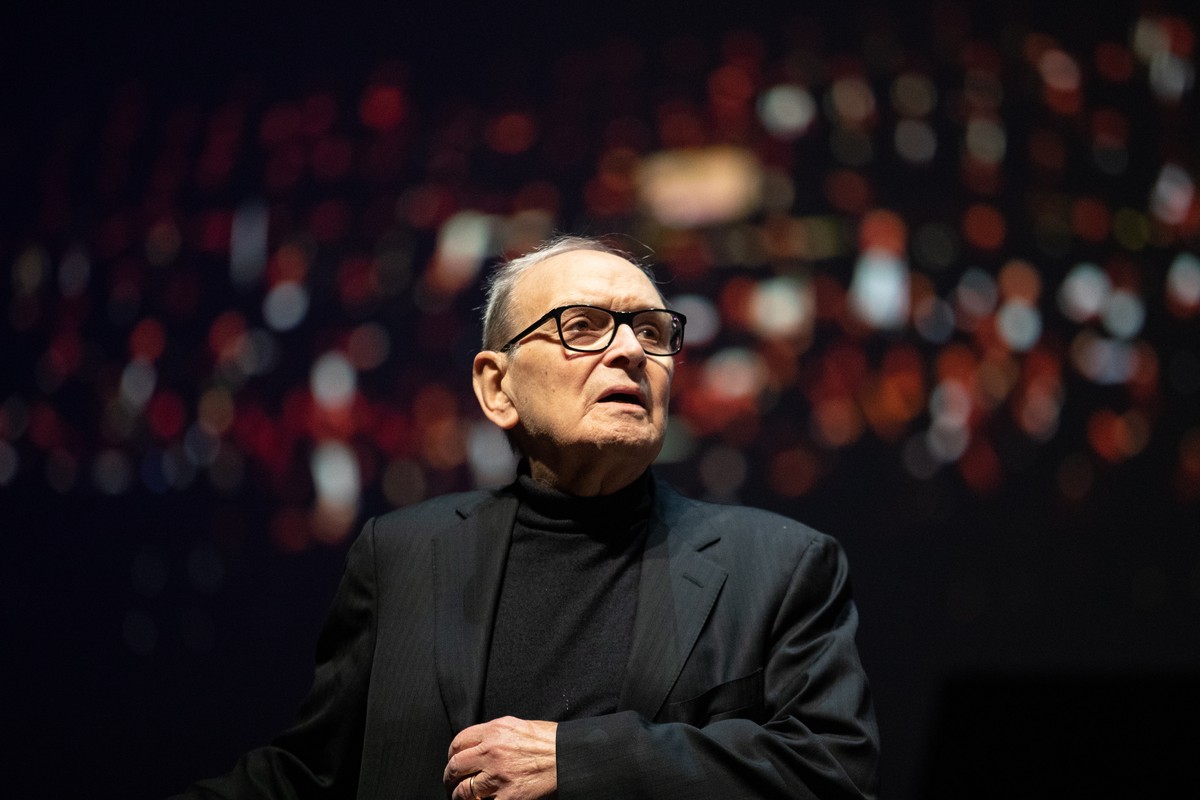 epaselect epa07307515 Ennio Morricone says good-bye to the audience at the end of his concert 'Ennio Morricone - The Farewell Tour live' in the Mercedes-Benz Arena in Berlin, Germany, 21 Jan ...