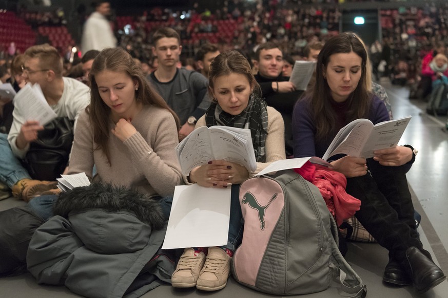 epa06408312 Young adults attend an evening prayer on the occasion of the fortieth annual international young adults meeting of the ecumenical Christian monastic order of the Taize Community, in Basel, ...