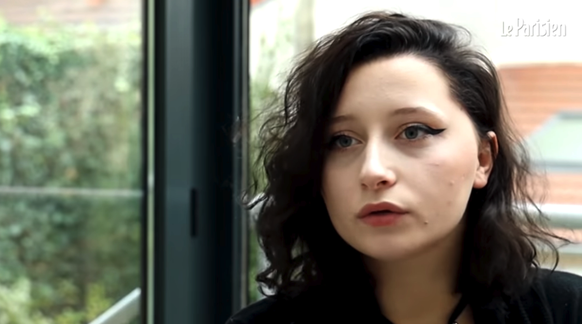 Das ist Estelle, 19, eine Studentin aus Vitry-sur-Seine, Frankreich. 
Haare färben fail
