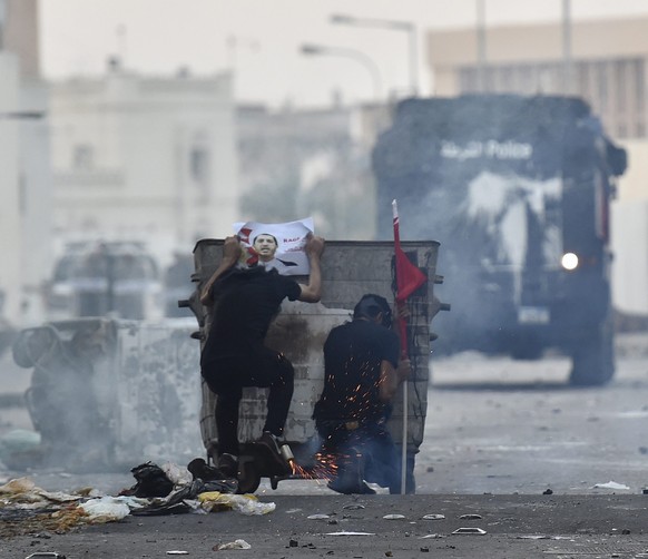 Die Protestierenden lassen sich von der Polizei nicht einschüchtern.&nbsp;