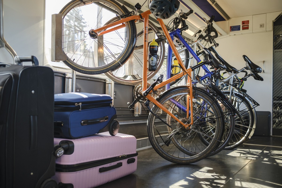 Velos und Gepaeckstuecke in einem Zug der SBB, fotografiert am Montag, 7. April 2025 zwischen Bern und Basel. (KEYSTONE/Christian Beutler)
