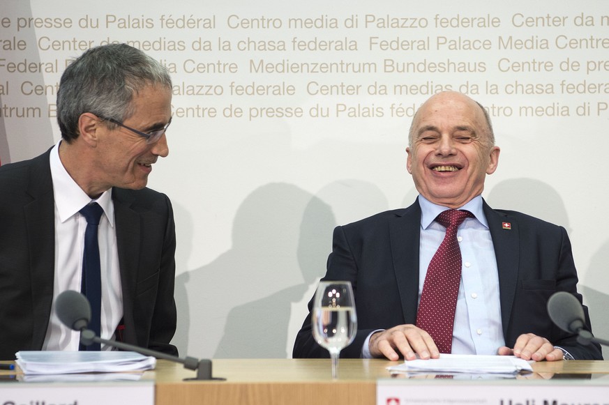Serge Gaillard mit Ueli Maurer an einer Pressekonferenz.<br data-editable="remove">