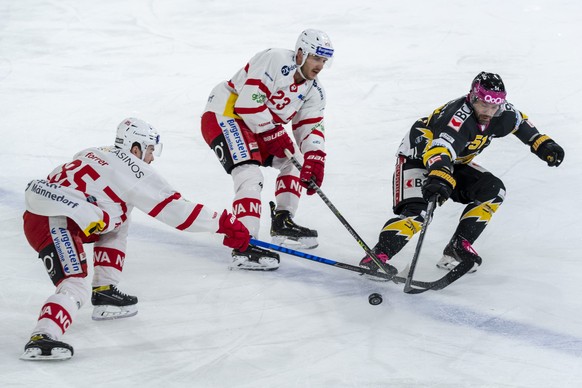 Rapperswil-Jonas Sandro Forrer und Nico Duenner gegen Ajoies Alain Birbaum, von links, beim Eishockey-Qualifikationsspiel der National League zwischen dem HC Ajoie und den SC Rapperswil-Jona Lakers in ...