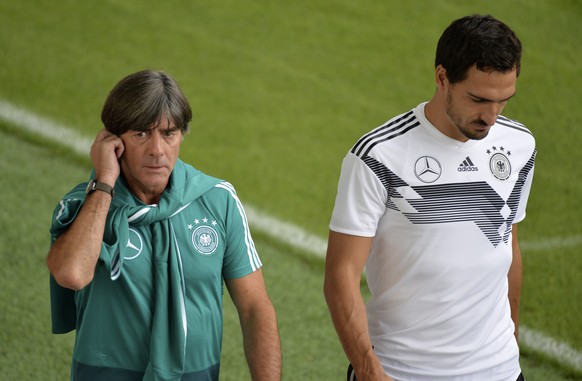 epa06996635 German national soccer team&#039;s head coach Joachim Loew (L) and Germany&#039;s player Mats Hummels attend a training session in Munich, Germany, 04 September 2018. Germany will face Fra ...