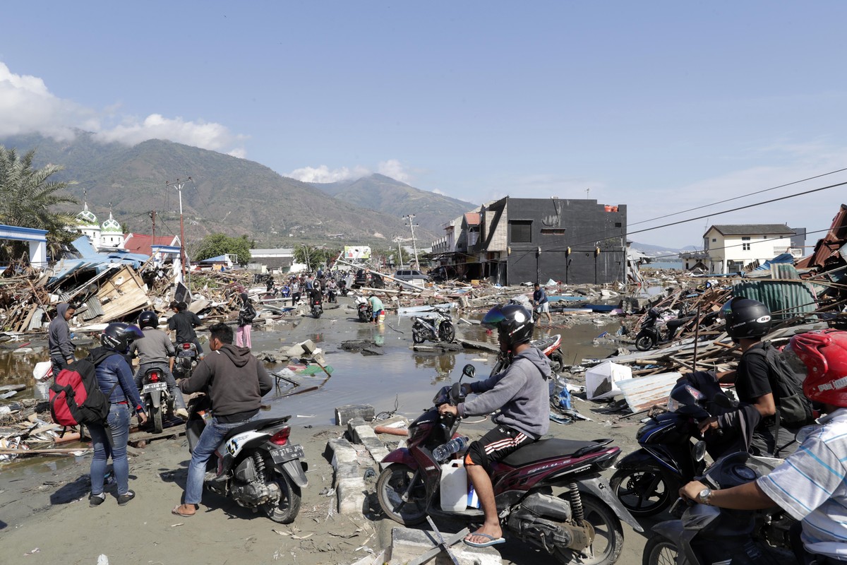epa07058068 A general view of a tsunami devastated area in Talise beach, Palu, Central Sulawesi, Indonesia, 30 September 2018. According to reports, at least 384 people have died as a result of a seri ...