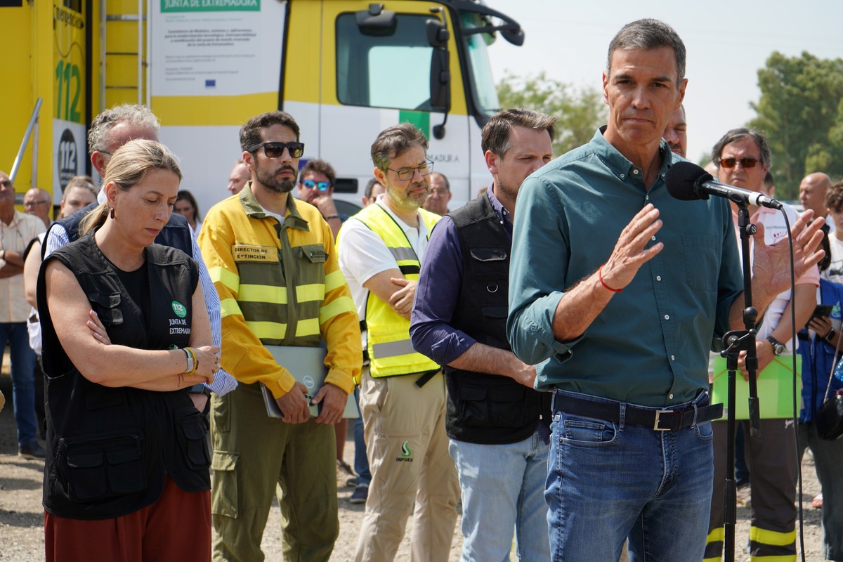 epa12310112 Spain's Prime Minister Pedro Sanchez (R) addresses a press conference during his visit to La Granja, in Caceres, Spain, 19 August 2025, to follow the latest news on the fires affectin ...