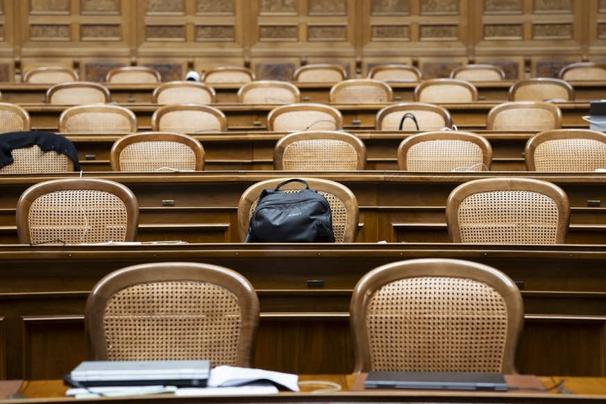 Ein Rucksack steht auf einem Sessel eines Nationalrates am Ende des Sessionstages in der Herbstsession der Eidgenoessischen Raete, am Montag, 25. September 2023, in Bern. (KEYSTONE/Peter Klaunzer)