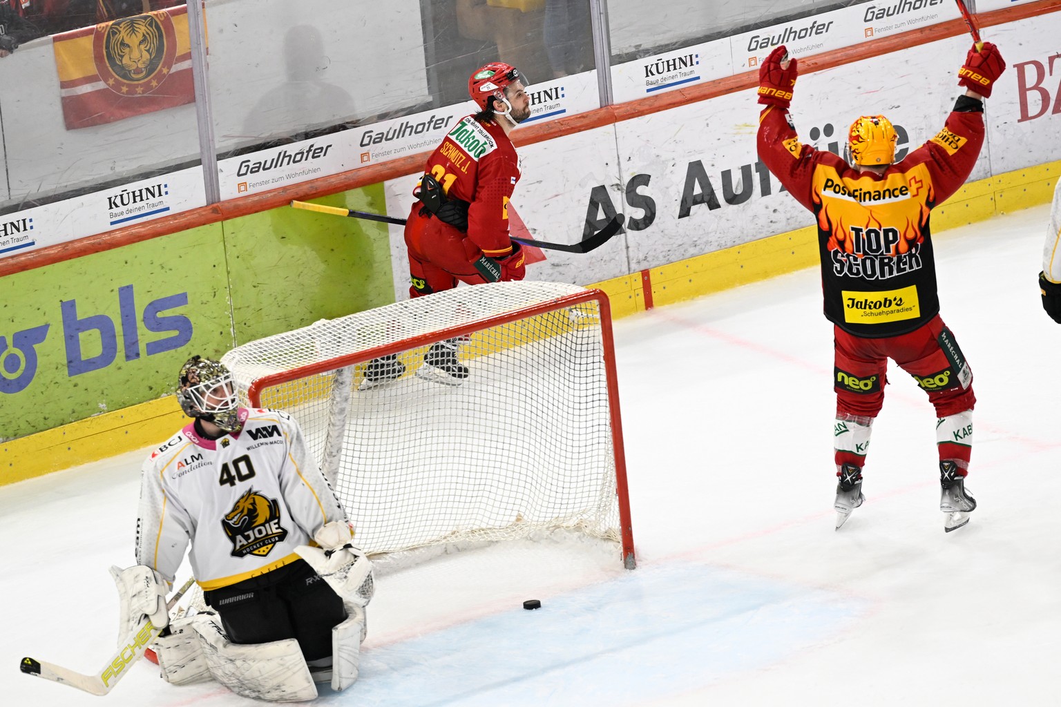 Tigers Julian Schmutz, Mitte, erzielt das 3:2 Ajoies Goalie Damiano Ciaccio, geschlagen beim Eishockey-Qualifikationsspiel der National League zwischen den SCL Tigers und dem HC Ajoie, am Freitag, 16. ...