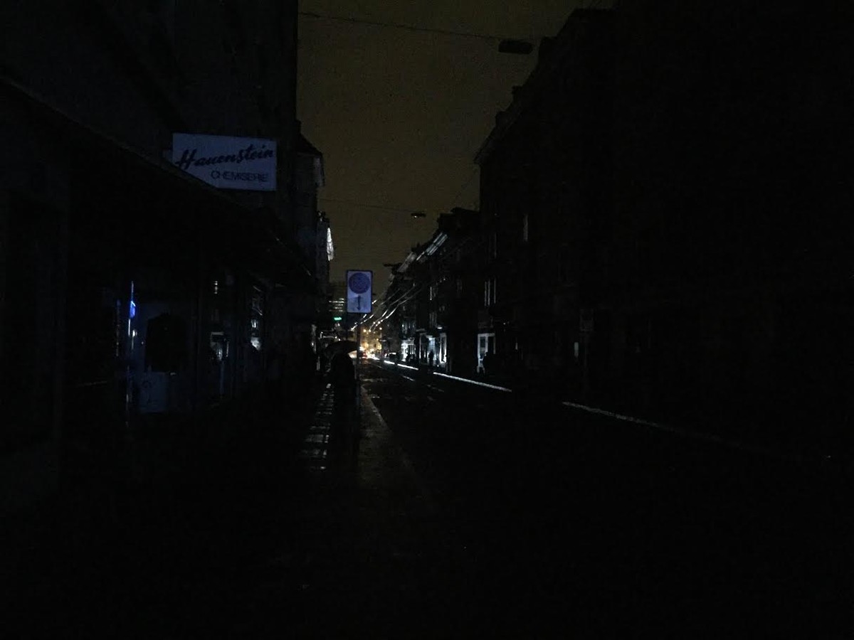 Licht am Ende des Tunnels? Immerhin ganz am Ende der Langstrasse scheint noch bisschen Strom durch die Leitungen zu fliessen.