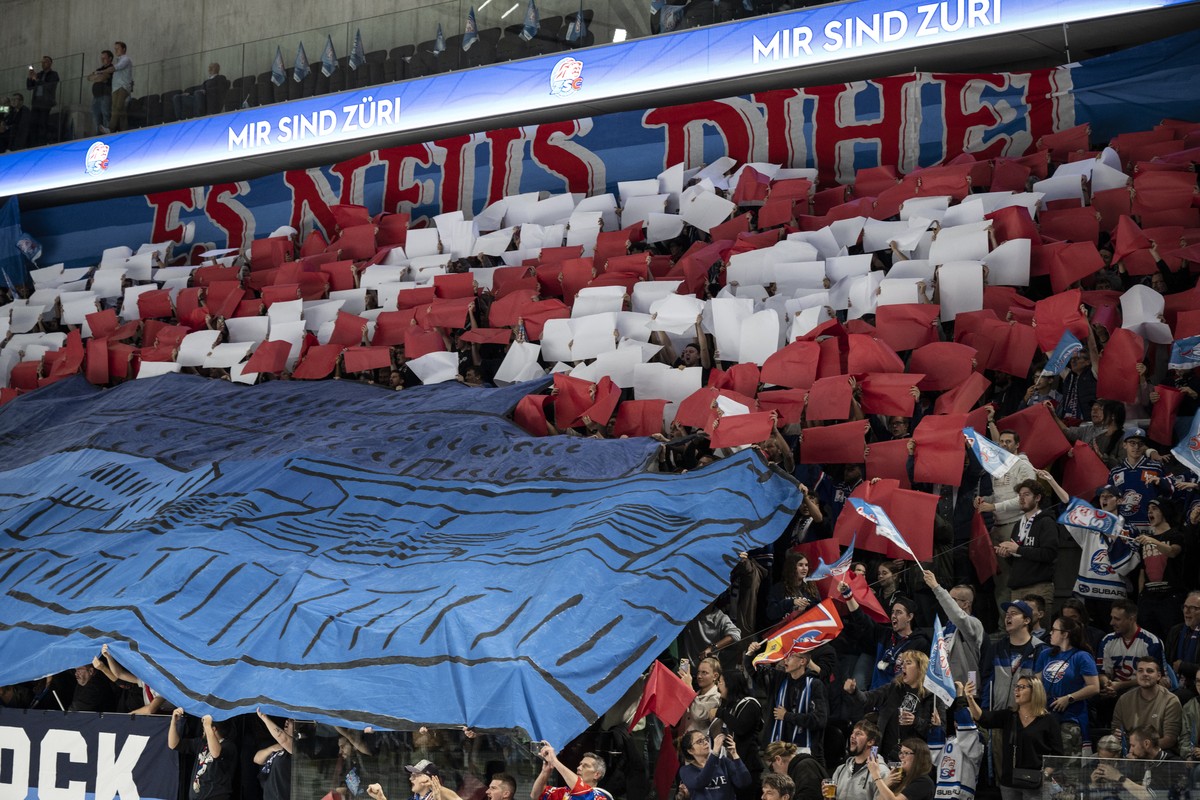 ZSC Fans jubeln im Eishockeyspiel der National League zwischen den ZSC Lions und dem HC Fribourg-Gotteron am Dienstag, 18. Oktober 2022, in der Swiss Life Arena in Zuerich. (KEYSTONE/Ennio Leanza).