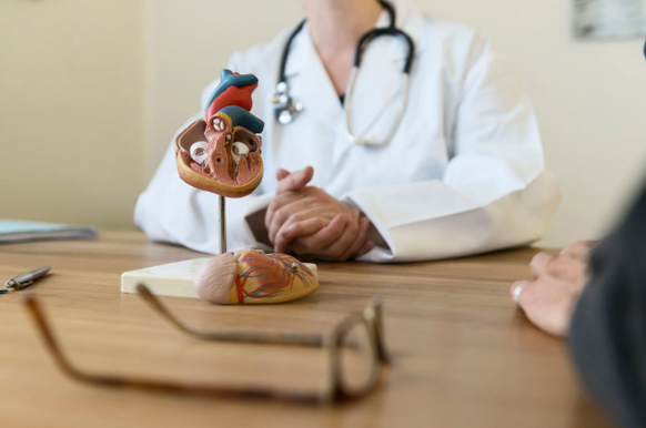 Ärzte stehen in der Kritik, weil sie teilweise fehlerhafte oder allzu grosszügige Arztzeugnisse ausstellen.