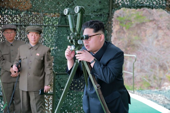 Kim Jong Un looking at Raketenstart.