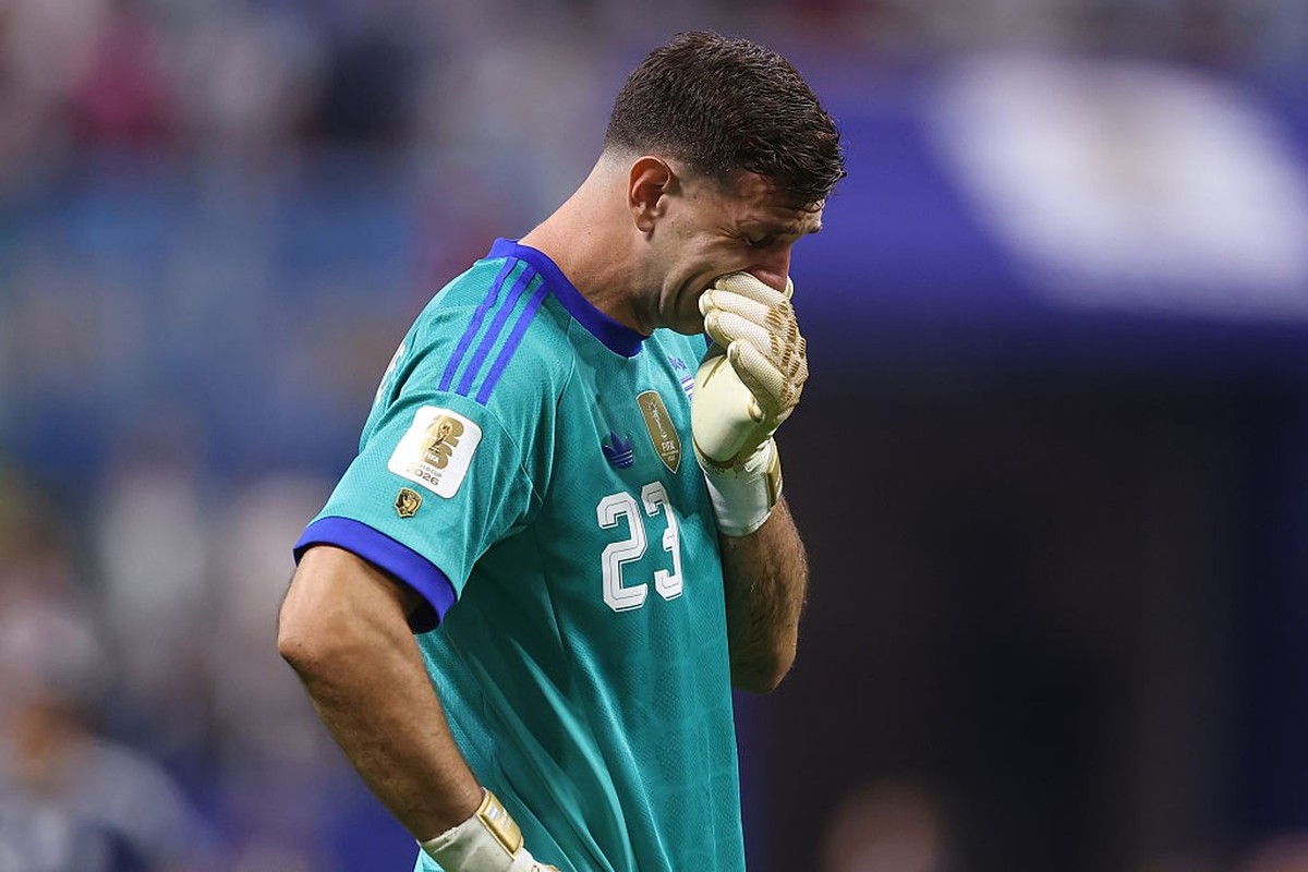 ATLANTA, GEORGIA - JULY 15: An emotionalEmiliano Martinez of Argentina reacts after the FIFA World Cup 2026 Semi Final match between England and Argentina at Atlanta Stadium on July 15, 2026 in Atlant ...