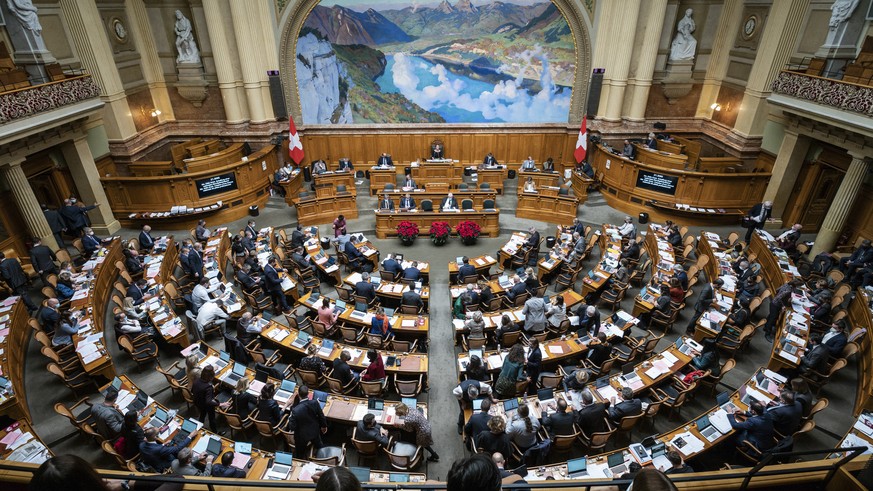 Blick von der Zuschauertribuene in den Saal, an der Wintersession der Eidgenoessischen Raete, am Dienstag, 30. November 2021 im Nationalrat in Bern. Am Ende der ersten Sessionswoche werden aufgrund de ...