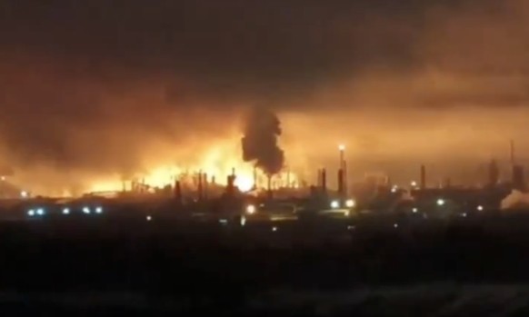 Russische Ölanlage brennt Russian oil refinery burning schön