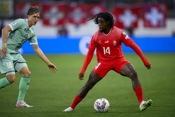 epa10920556 Belarus&#039; defender Vladislav Malkevich (L) fights for the ball with Switzerland&#039;s defender Jordan Lotomba during the UEFA Euro 2024 qualifying group I soccer match between Switzer ...