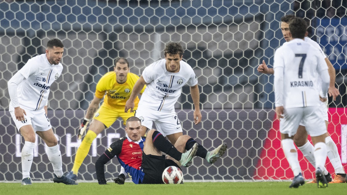 Zuerichs Torwart Yanick Brecher, Mitte oben, spielt um den Ball mit Basels Djordje Jovanovic, rechts, im Fussball Meisterschaftsspiel der Super League zwischen dem FC Zuerich und dem FC Basel 1893 im  ...