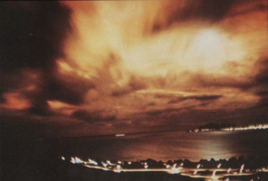 Die Testexplosion der Atombombe bei Starfish Prime, durch eine dicke Wolkenschicht von Honolulu aus aufgenommen.
https://de.wikipedia.org/wiki/Starfish_Prime#/media/File:Starfish_Prime_aurora_from_Hon ...