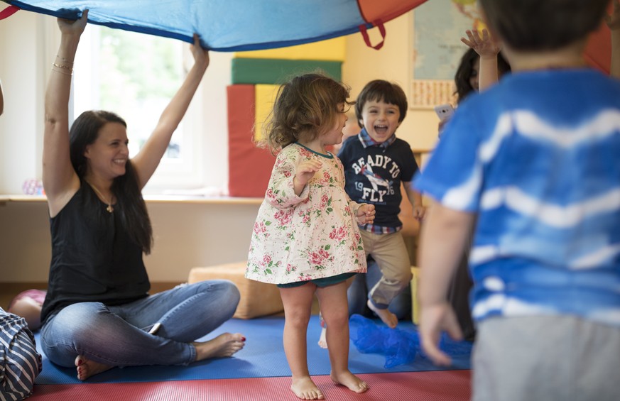 ZUM INTEGRATIONSKURS TRAMUKI DER SOZIALEN DIENSTE DER STADT ZUERICH STELLEN WIR IHNEN HEUTE, DONNERSTAG, 13. JULI 2017, FOLGENDES NEUES BILDMATERIAL ZUR VERFUEGUNG --- Mothers and their under three- ...