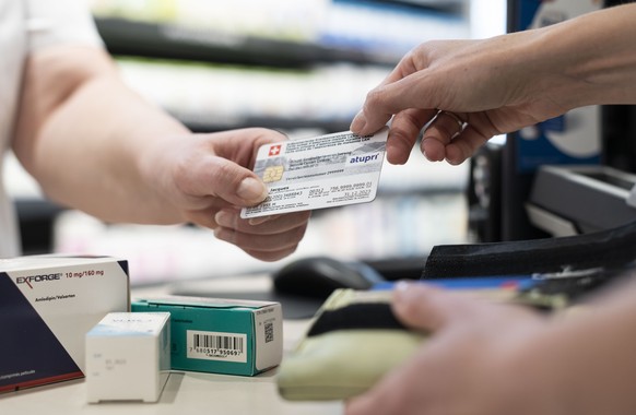 ARCHIVBILD ZUR PROGNOSE DES KOF UEBER DIE ENTWICKLUNG DER GESUNDHEITSKOSTEN, AM DIENSTAG, 17. NOVEMBER 2020 - [Symbolic Image / Staged Image] An Atupri health insurance card is used at the checkout of ...