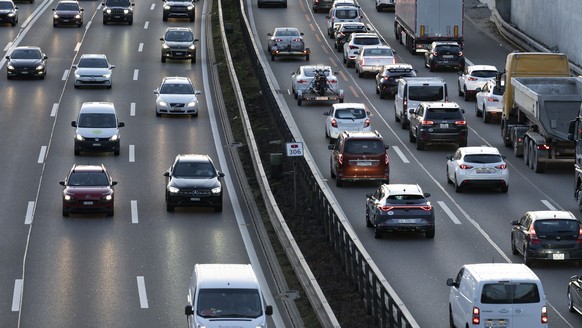 Ein Stau auf der Autobahn A1 vor Wallisellen in Richtung Zuerich, aufgenommen waehrend des Abendverkehrs am Dienstag, 6. Februar 2024 in Wallisellen. (KEYSTONE/Gaetan Bally)
