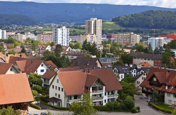 The municipality of Spreitenbach in the canton of Aargau, Switzerland, belongs to the agglomeration of the city of Zurich, pictured on June 24, 2011. (KEYSTONE/Gaetan Bally)

Die Gemeinde Spreitenbach ...