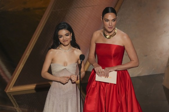 Rachel Zegler, left, and Gal Gadot present the award for best visual effects during the Oscars on Sunday, March 2, 2025, at the Dolby Theatre in Los Angeles. (AP Photo/Chris Pizzello)
Rachel Zegler,Ga ...