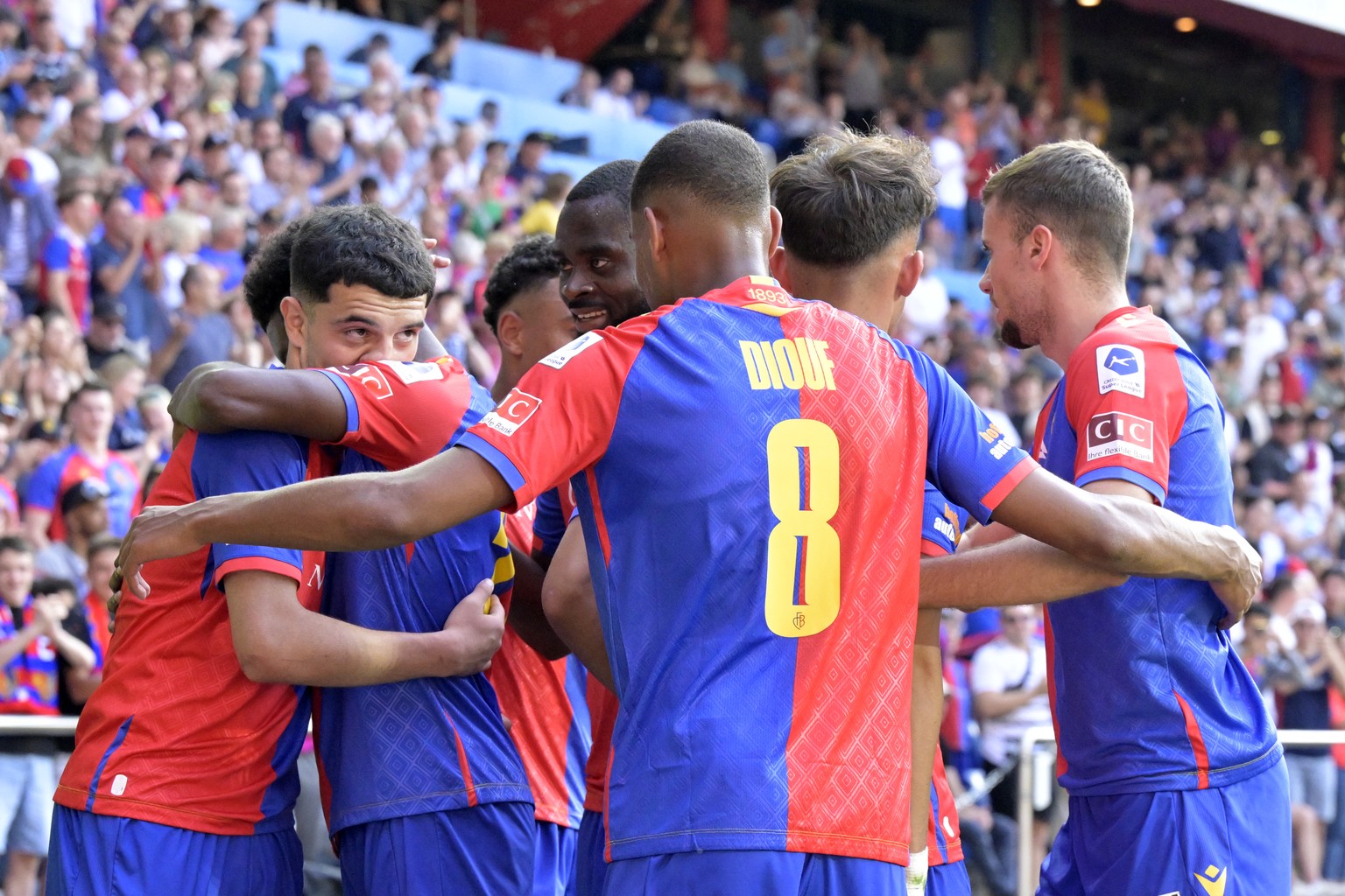 Basels Spieler jubeln nach dem Tor zum 2:0 im Fussball Meisterschaftsspiel der Super League zwischen dem FC Basel 1893 und dem Grasshopper Club Zuerich im Stadion St. Jakob-Park in Basel, am Sonntag, ...