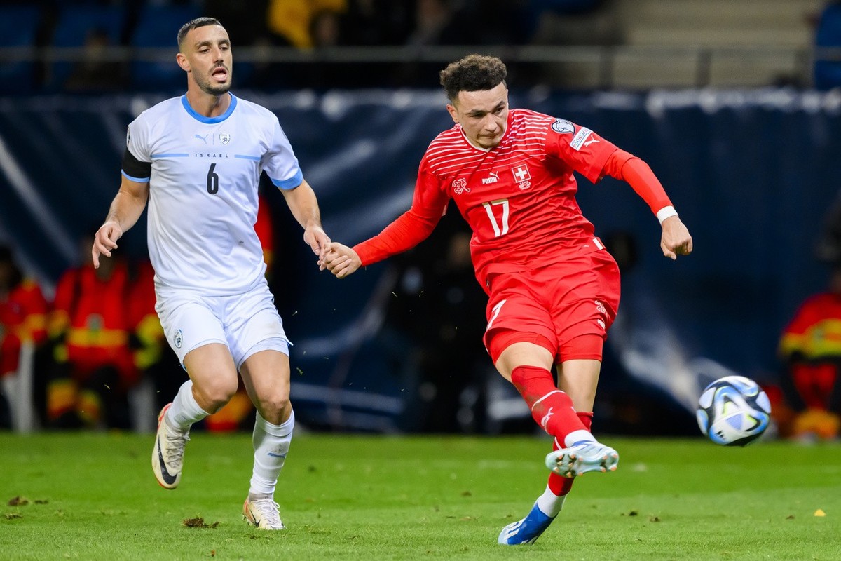 Israel's midfielder Neta Lavi, left, fights for the ball with Switzerland's midfielder Ruben Vargas, right, during the UEFA Euro 2024 qualifying group I soccer match between Israel and Switz ...