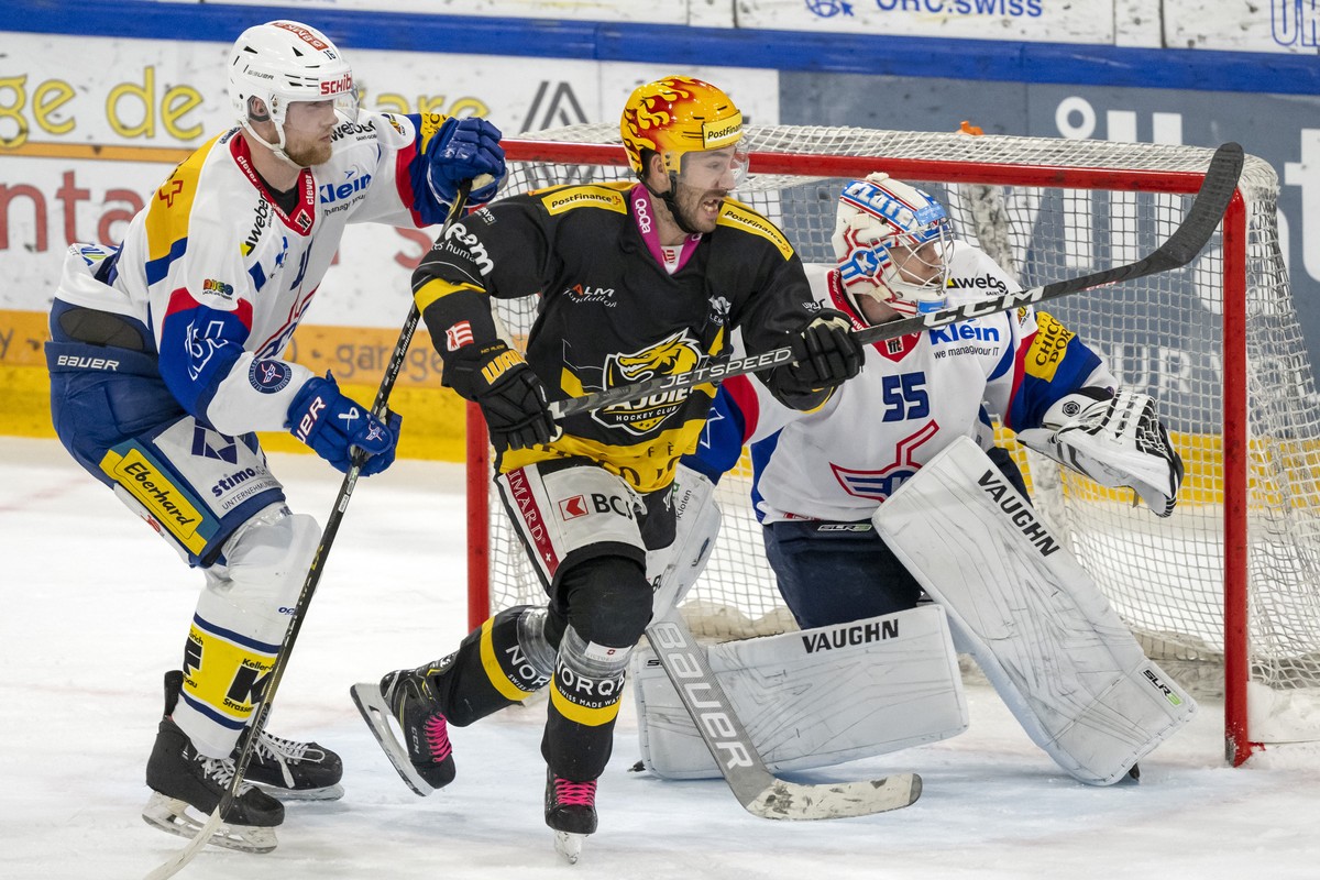 Ajoies PostFinance Top Scorer Philip-Michael Devos, Mitte, gegen, Klotens Martin Ness, links, und Torhueter Juha Metsola, rechts, beim Eishockey-Qualifikationsspiel der National League zwischen dem HC ...