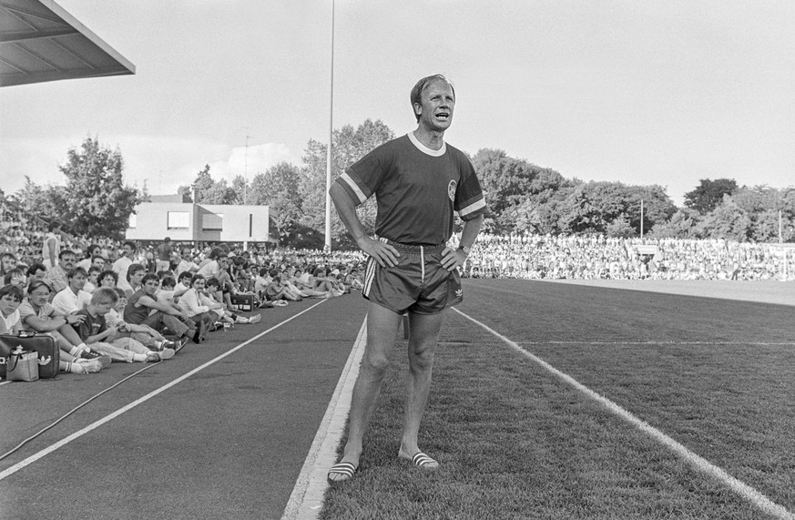 Helmut Benthaus, Trainer vom FC Basel, aufgenommen am 10. Juni 1987 in Basel beim Meisterschaftsspiel der Nationalliga A FC Basel gegen den FC Wettingen. Basel gewinnt das Spiel mit 7 zu 0. (KEYSTONE/ ...