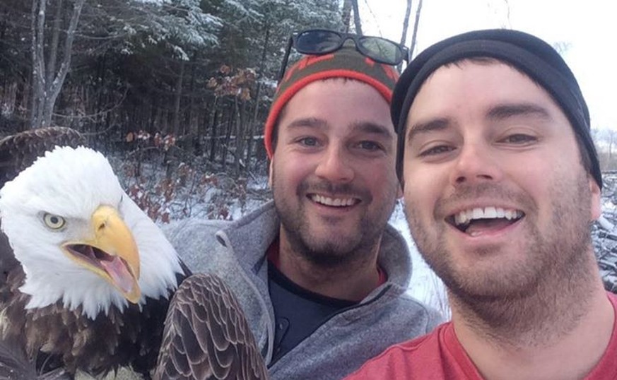 Wow, das dürfte das Selfie ihres Lebens sein: Michael, Neil und der befreite Adler.