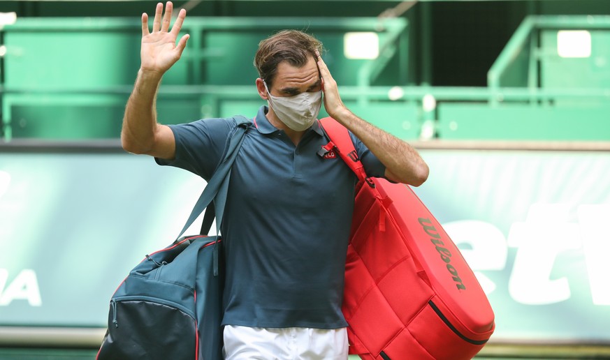 16.06.2021, Nordrhein-Westfalen, Halle: Tennis: ATP-Tour Einzel, Herren, Achtelfinale, Auger-Aliassime (Kanada) - Federer (Schweiz). Roger Federer winkt nach der Niederlage. Foto: Friso Gentsch/dpa ++ ...