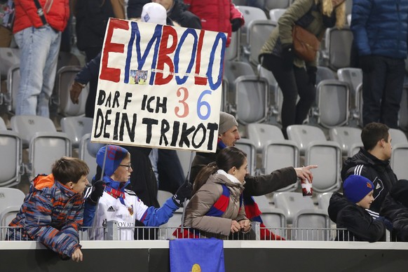 Ein junger Fan des FC Basel wuenscht sich das Trikot von Basels Breel Embolo nach dem Super League Spiel zwischen dem FC Thun und dem FC Basel, am Sonntag, 6. Dezember 2015 in der Stockhorn Arena in T ...