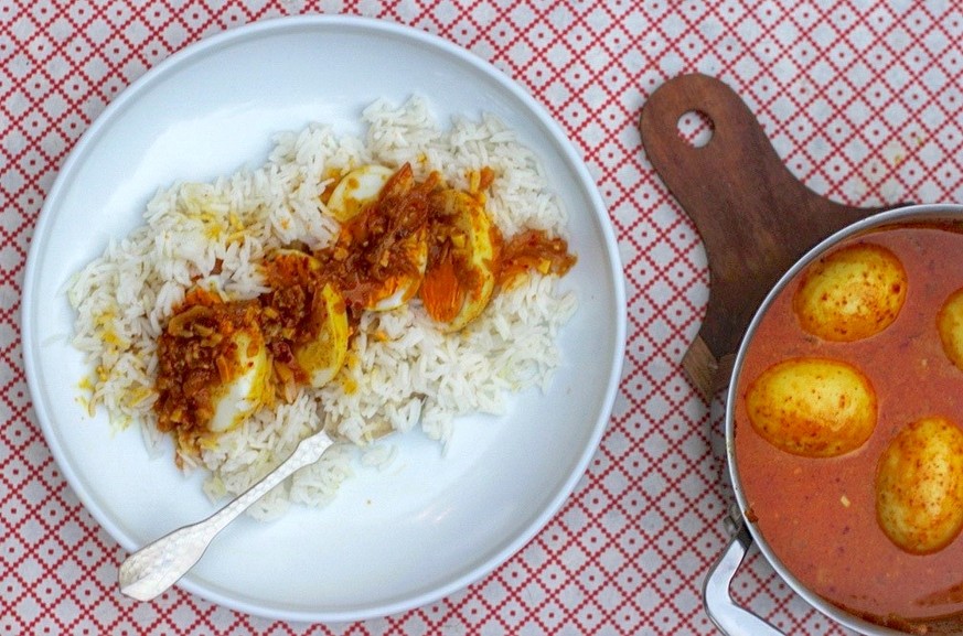 egg curry eier indisch http://eatlikeagirl.com/caramelised-onion-coconut-egg-curry/